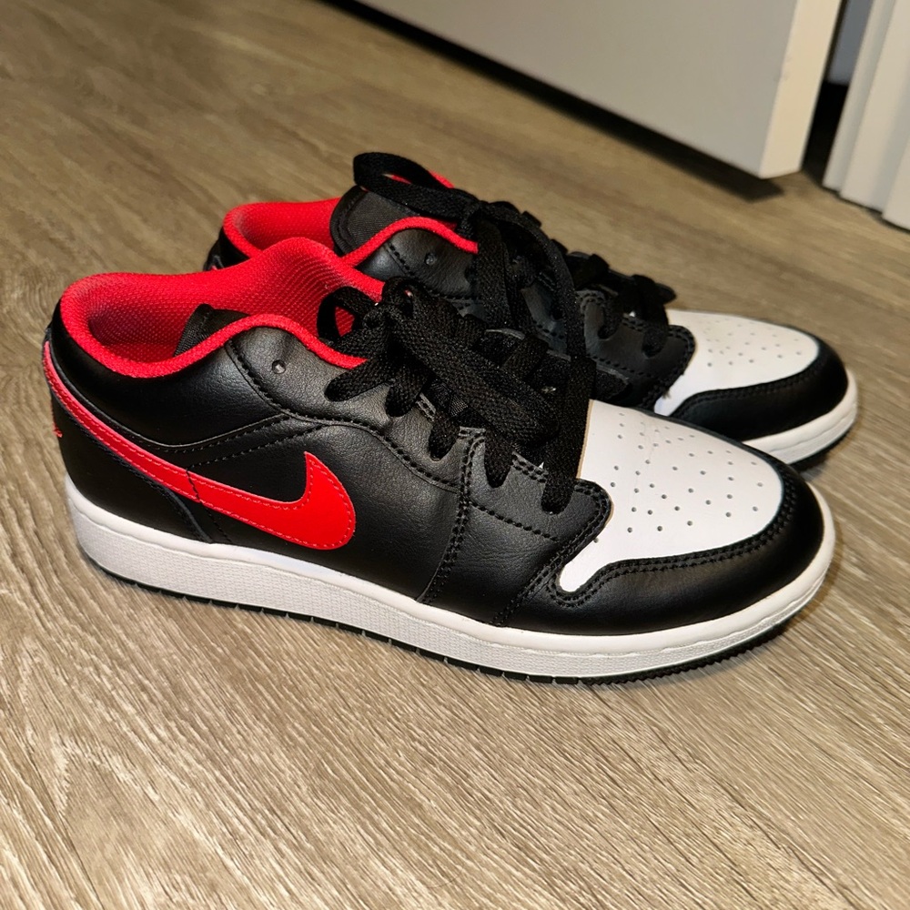 Nike Black and Red Low-Top Sneakers